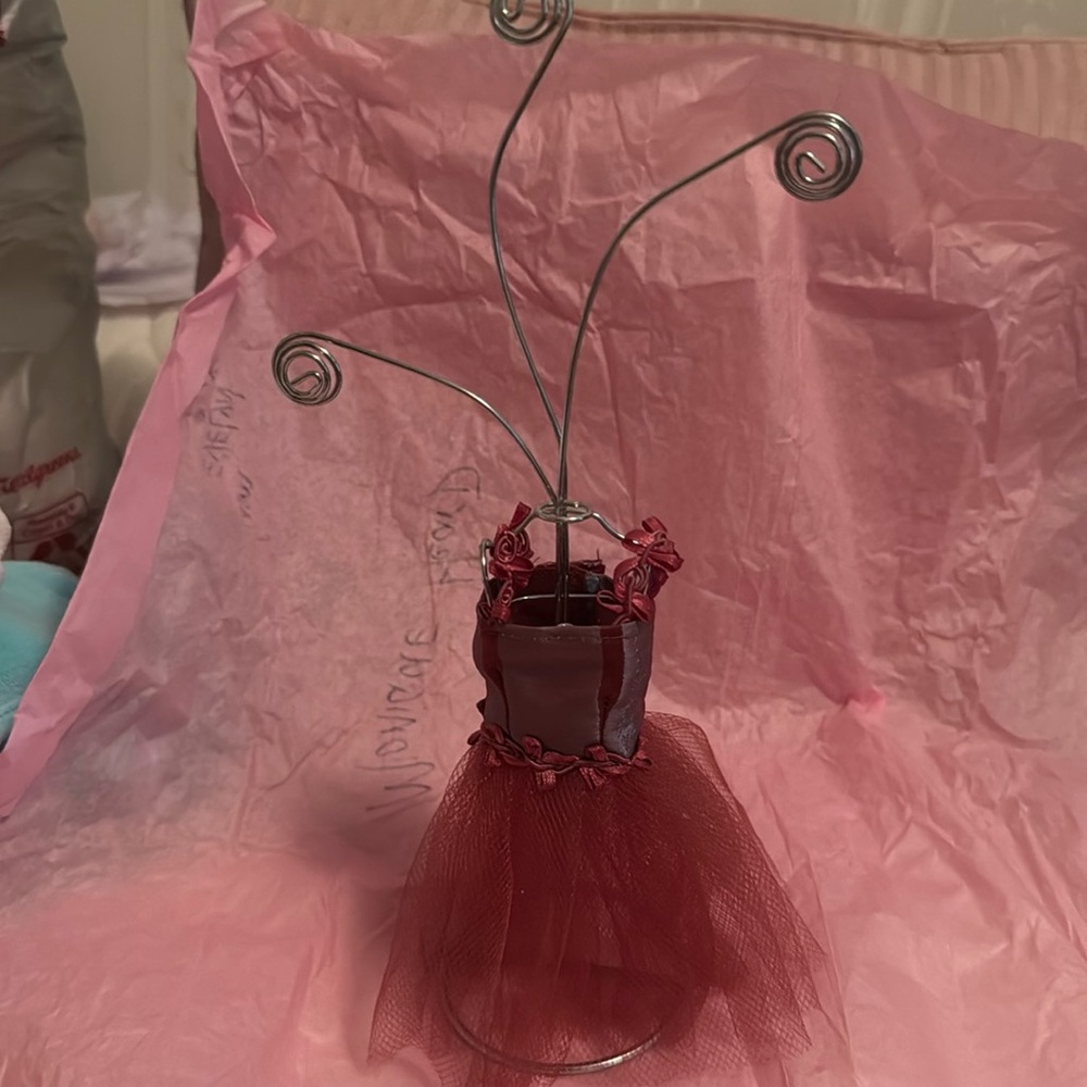 Metal Base Mannequin Photo Holder. Adjustable arms to move left/right. Versatile